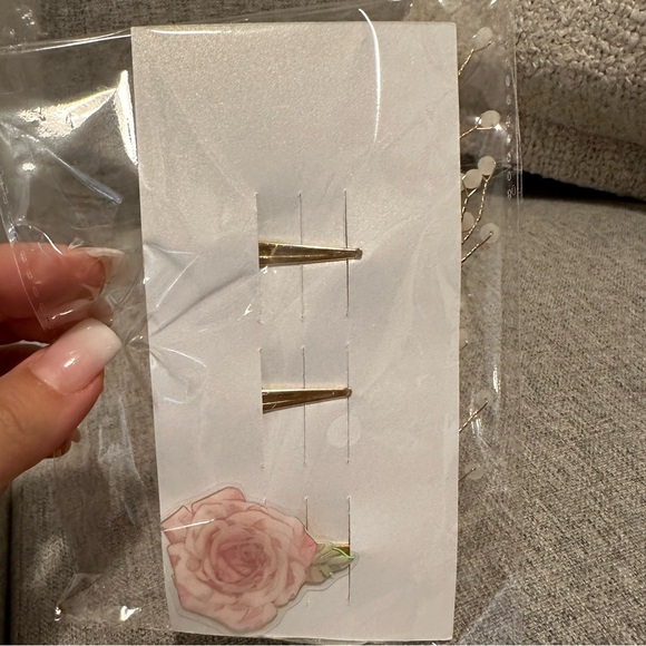 Never Used - 3 Flower Hair Clips - Picture 2 of 2